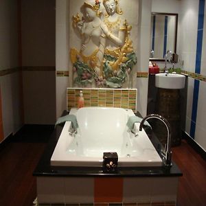 Deluxe Suite Spa Bath